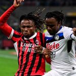 Ademola Lookman berebut bola dengan Samuel Chukwueze di laga AC Milan vs Atalanta