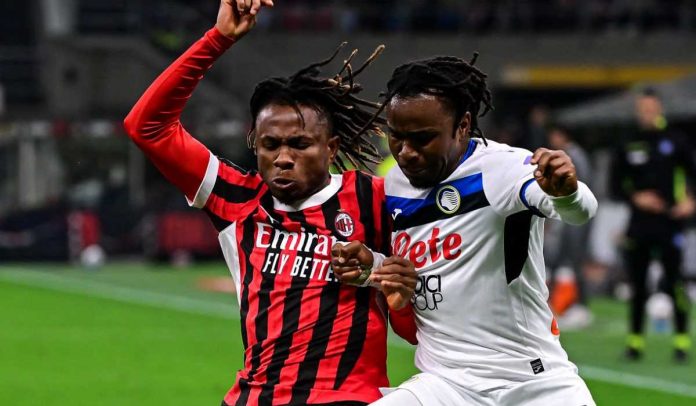 Ademola Lookman berebut bola dengan Samuel Chukwueze di laga AC Milan vs Atalanta