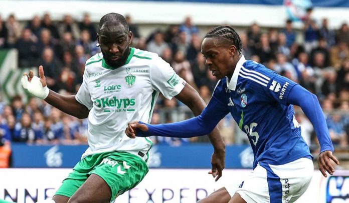Aksi Emanuel Emegha saat mencetak gol untuk Starsbrough