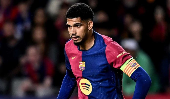 Aksi Ronald Araujo di laga Barcelona vs Inter Milan