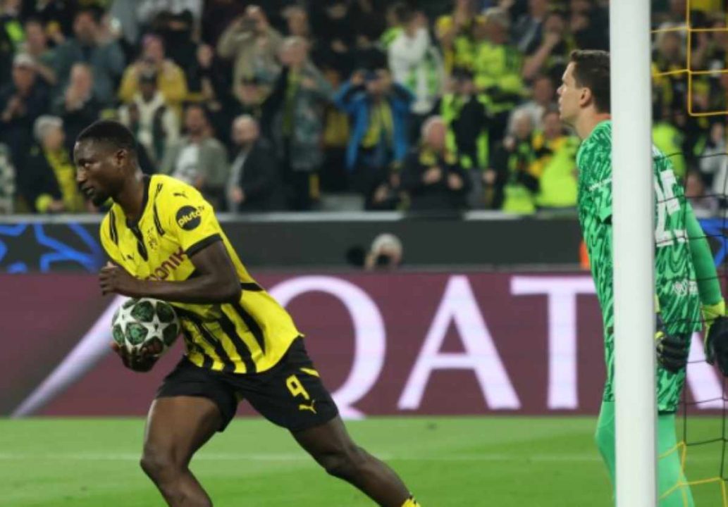 Aksi Serhou Guirassy di Laga Borussia Dortmund vs Barcelona