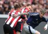 Alejandro Garnacho mencoba melewati dua pemain Brentford
