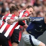 Alejandro Garnacho mencoba melewati dua pemain Brentford