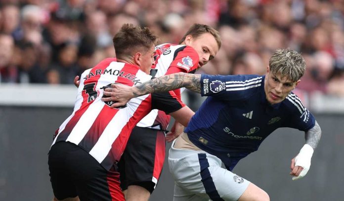 Alejandro Garnacho mencoba melewati dua pemain Brentford