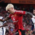 Alejandro Garnacho mencoba menembus pertahanan Tottenham