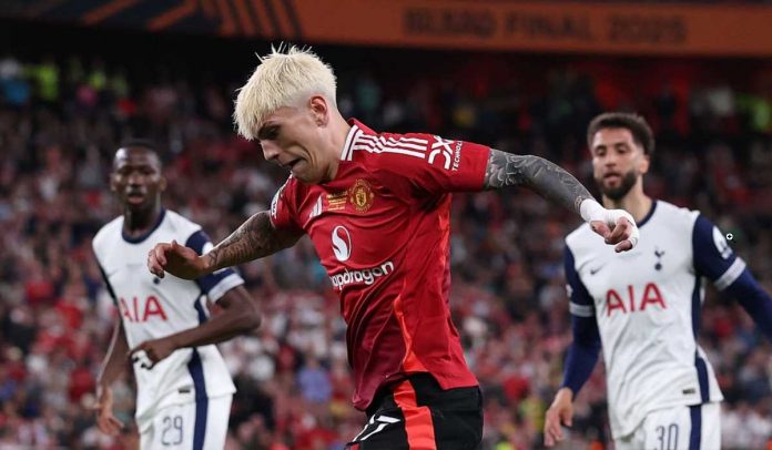 Alejandro Garnacho mencoba menembus pertahanan Tottenham