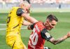 Alejandro Grimaldo berebut bola dengan Julian Ryerson