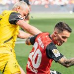 Alejandro Grimaldo berebut bola dengan Julian Ryerson