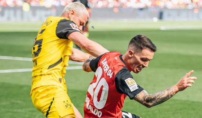 Alejandro Grimaldo berebut bola dengan Julian Ryerson