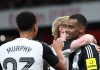 Alexander Isak merayakan gol bersama Anthony Gordon dan Jacob Murphy