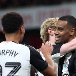 Alexander Isak merayakan gol bersama Anthony Gordon dan Jacob Murphy