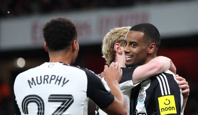 Alexander Isak merayakan gol bersama Anthony Gordon dan Jacob Murphy