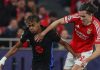 Alvaro Carreras mengawal Lamine Yamal di laga Benfica vs Barcelona