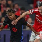 Alvaro Carreras mengawal Lamine Yamal di laga Benfica vs Barcelona