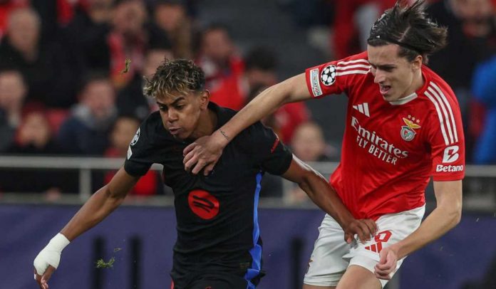 Alvaro Carreras mengawal Lamine Yamal di laga Benfica vs Barcelona