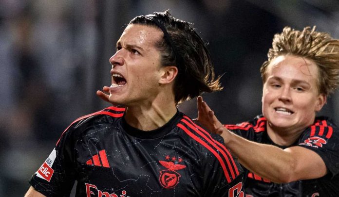 Alvaro Carreras merayakan gol di laga Vitoria SC vs Benfica
