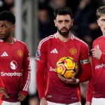 Amad Diallo, Bruno Fernandes, dan Alejandro Garnacho berdiri dalam persiapan tendangan bebas