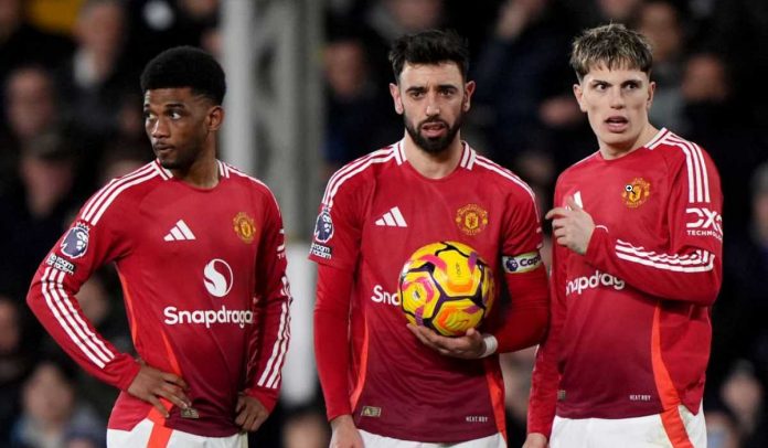 Amad Diallo, Bruno Fernandes, dan Alejandro Garnacho berdiri dalam persiapan tendangan bebas