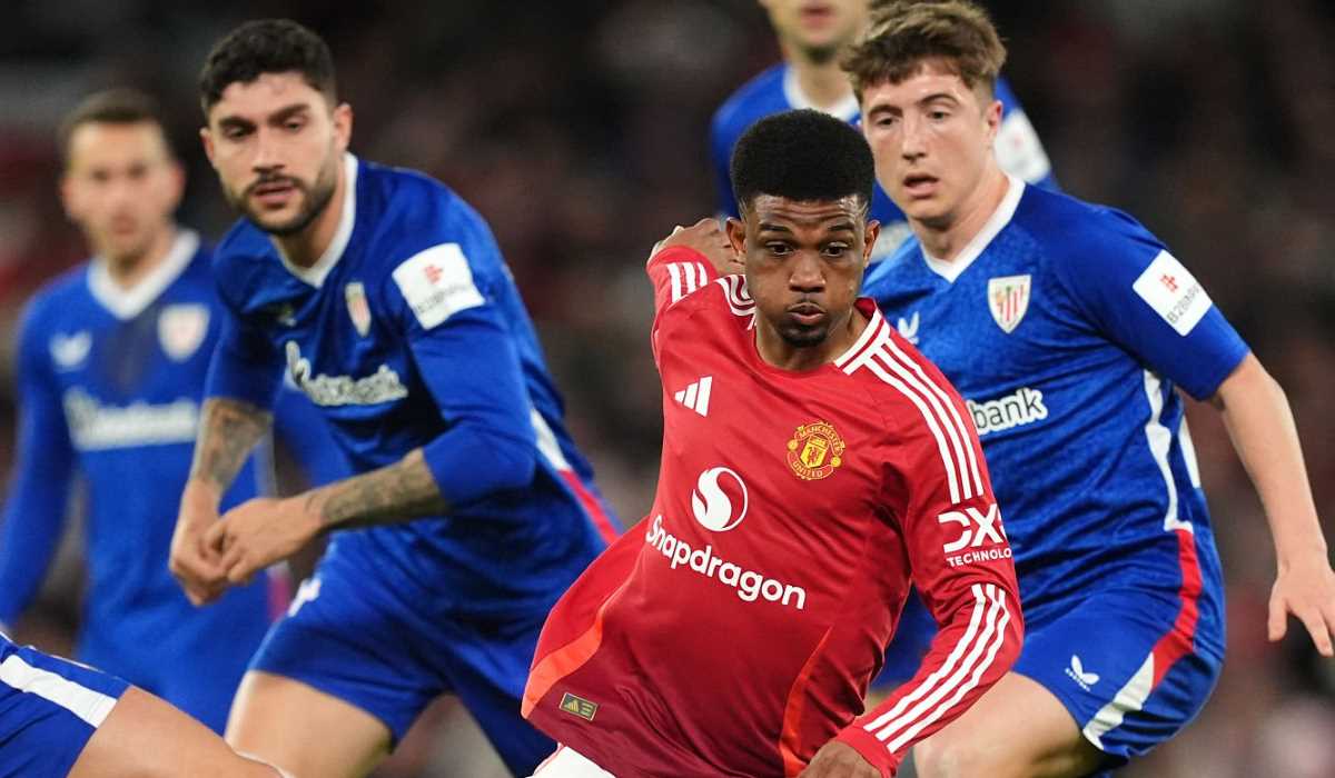 Amad Diallo melewati para pemain Athletic Bilbao