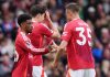 Amad Diallo menjabat tangan Jonny Evans usai mencetak gol