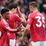 Amad Diallo menjabat tangan Jonny Evans usai mencetak gol