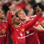 Amad Diallo merayakan gol bersama Leny Yoro, Rasmus Hojlund, dan Patrick Dorgu