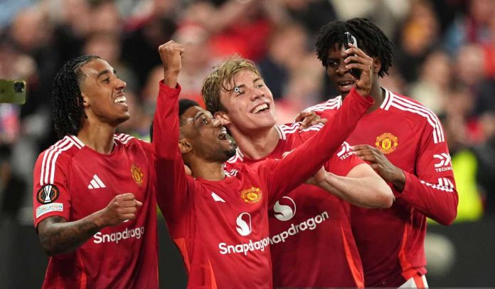 Amad Diallo merayakan gol bersama Leny Yoro, Rasmus Hojlund, dan Patrick Dorgu