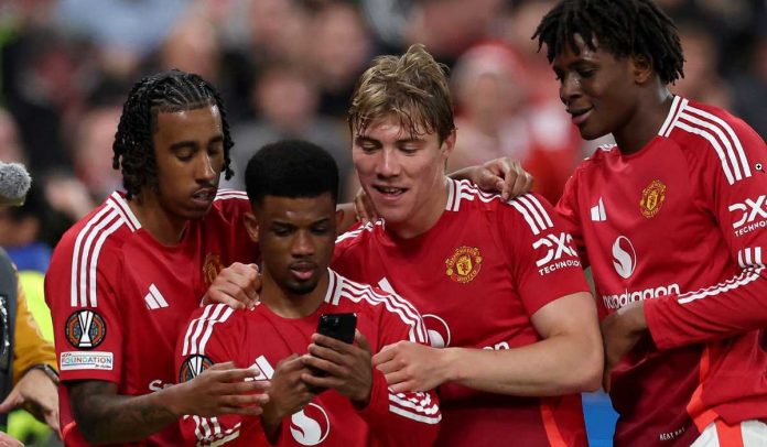 Amad Diallo selebrasi gol bersama Leny Yoro, Rasmus Hojlund, dan Patrick Dorgu