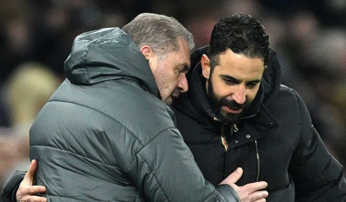 Ange Postecoglou berbicara dengan Ruben Amorim di laga Tottenham Hotspur vs Manchester United