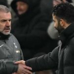 Ange Postecoglou menjabat tangan Ruben Amorim di laga Tottenham vs Manchester United