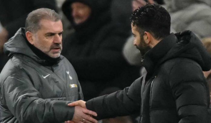 Ange Postecoglou menjabat tangan Ruben Amorim di laga Tottenham vs Manchester United