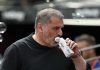 Ange Postecoglou minum di tengah laga West Ham vs Tottenham