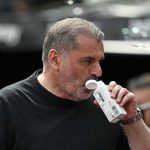 Ange Postecoglou minum di tengah laga West Ham vs Tottenham