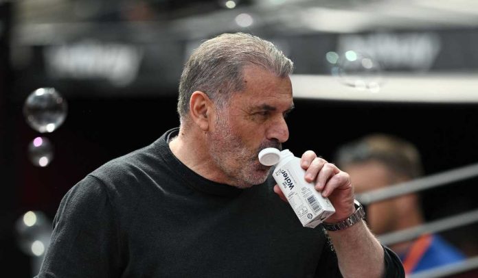 Ange Postecoglou minum di tengah laga West Ham vs Tottenham