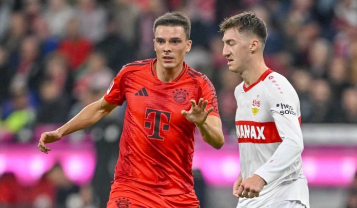 Angelo Stiller berduel dengan Joao Palhinha di laga Stuttgart vs Bayern Munchen