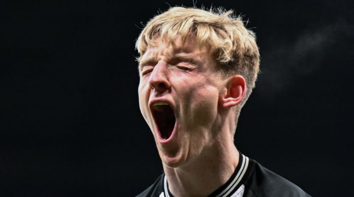 Anthony Gordon pemain Newcastle United