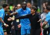 Antonio Conte memberi instruksi para pemain Napoli