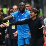 Antonio Conte memberi instruksi para pemain Napoli