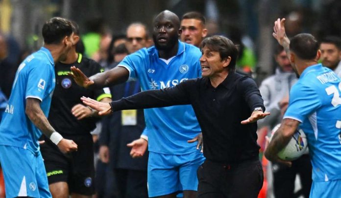 Antonio Conte memberi instruksi para pemain Napoli