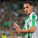 Antony merayakan golnya ke gawang Fiorentina di Liga Konferensi Eropa