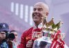 Arne Slot memamerkan trofi Premier League yang dimenangkan Liverpool