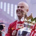 Arne Slot memamerkan trofi Premier League yang dimenangkan Liverpool