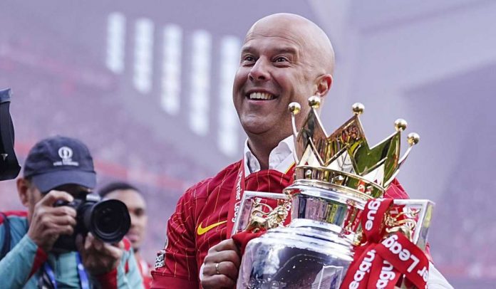 Arne Slot memamerkan trofi Premier League yang dimenangkan Liverpool