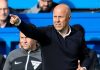 Arne Slot memberi instruksi para pemain di laga Chelsea vs Liverpool