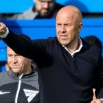 Arne Slot memberi instruksi para pemain di laga Chelsea vs Liverpool