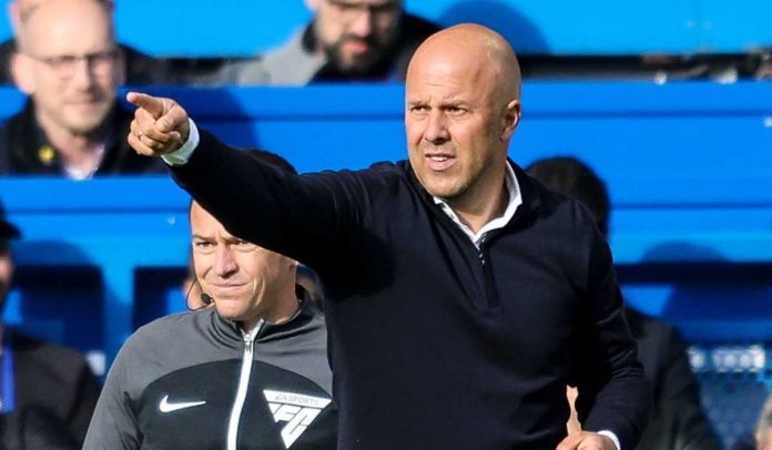 Arne Slot memberi instruksi para pemain di laga Chelsea vs Liverpool