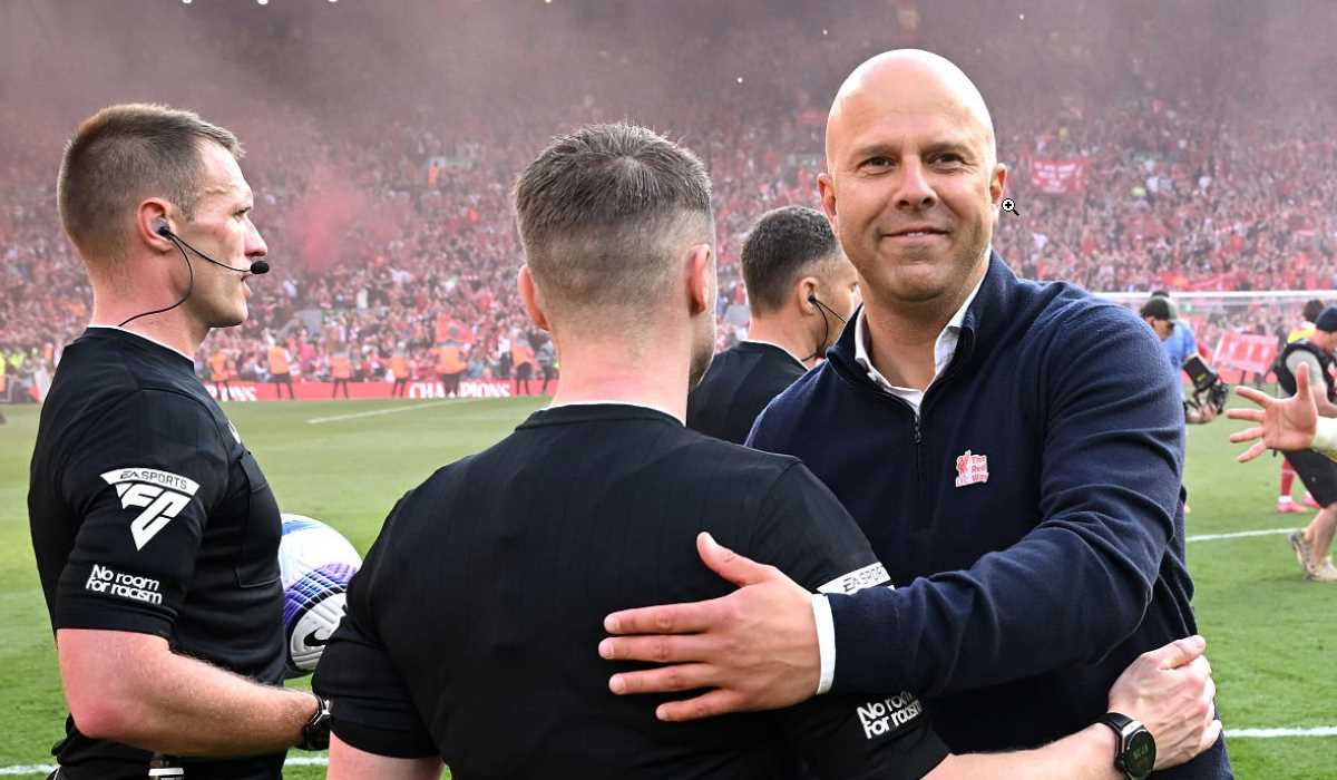 Arne Slot memeluk asisten wasit usai kemenangan Liverpool atas Tottenham