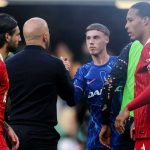 Arne Slot menyalami Cole Palmer di antara Virgil van Dijk dan Dominik Szoboszlai