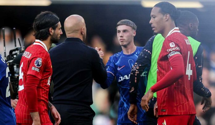 Arne Slot menyalami Cole Palmer di antara Virgil van Dijk dan Dominik Szoboszlai