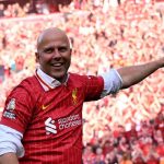 Arne Slot merayakan gelar Premier League Liverpool